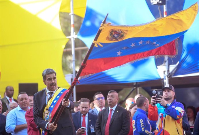 Archivo - El presidente de  Venezuela, Nicolas Maduro , ondea una bandera en Caracas 