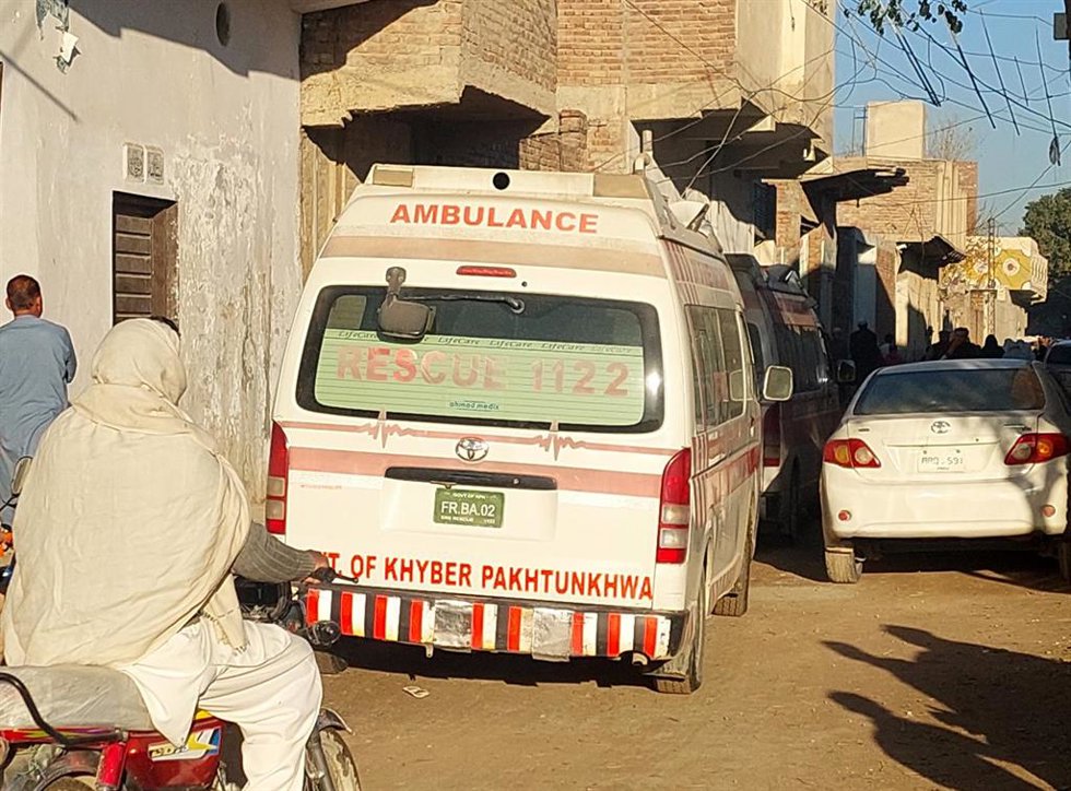 Ambulancias en el lugar del atentado suicida en el noreste de Pakistán