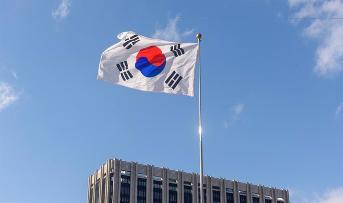 Archivo - December 15, 2024, Seoul, South Korea: A South Korean flag is flying in the wind near the Government Complex in Seoul. The government building has the Prime Minister's Office, and now it is the office of the Acting President Han Deok-soo.