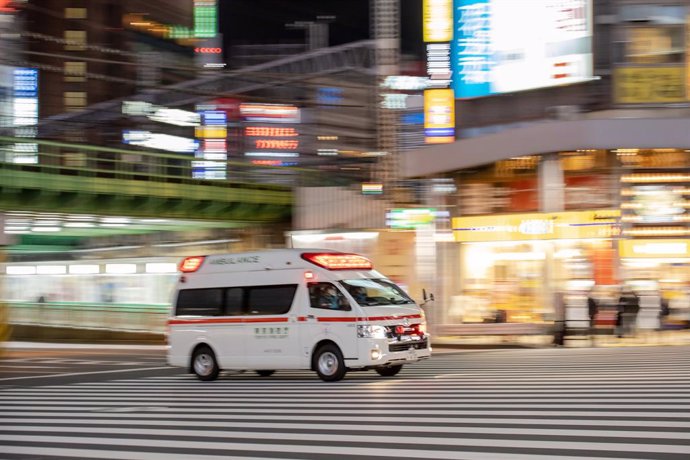 Archivo - Arquivo - 28 de fevereiro de 2020, Shinjuku, Japão: Uma ambulância corre pelas ruas de Shinjuku, Tóquio, no Japão. Muitos hospitais estão lidando com vários casos de coronavírus COVID-19, sendo que os casos em Tóquio foram em grande parte aument
