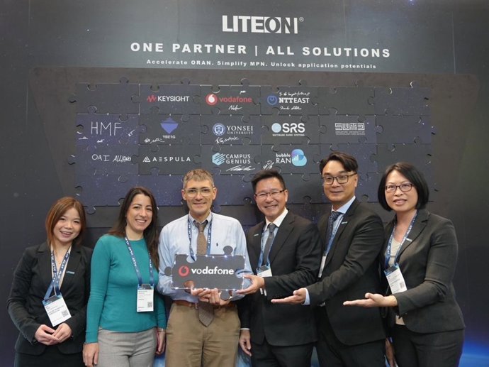 Richard Chiang, GM of Smart Life Application SBU at LITEON, and Vaifro Dariol, Head of Vodafone’s OpenRan Malaga Chip Development Center, are at the LITEON booth, showcasing the 5G ORAN MPN solution at MWC Barcelona 2025.