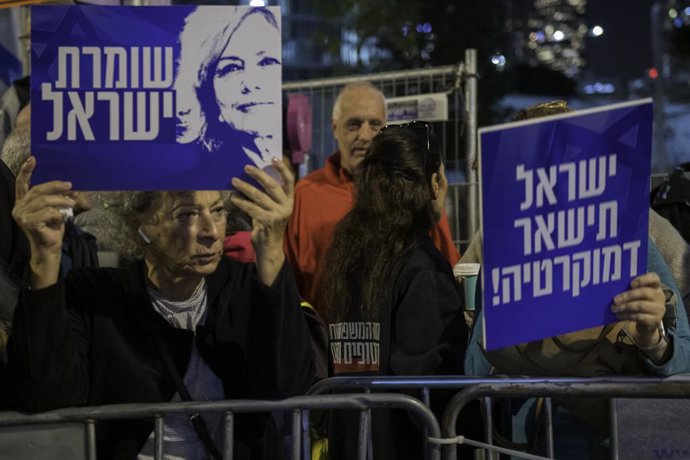 Archivo - Imagen de archivo de dos manifestaciones frente al domicilio de la fiscal general de Israel, Gali Baharav-Miara, una a favor de ella y otra en contra