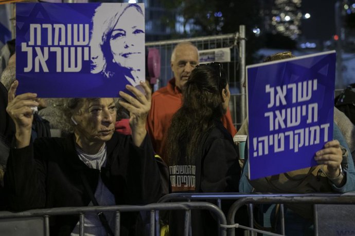 Archivo - Arquivo - Imagem de arquivo de duas manifestações em frente à casa da procuradora-geral de Israel, Gali Baharav-Miara, uma a favor e outra contra ela.