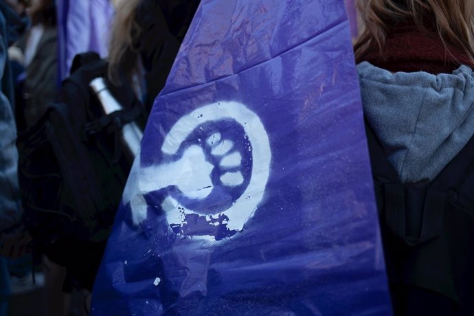 Archivo - Una bandera con un símbolo feminista durante una concentración por la huelga estudiantil, en la plaza Universitat, a 14 de diciembre de 2023, en Barcelona, Catalunya (España). El Sindicat d'Estudiants dels Països Catalans (SEPC) ha convocado una