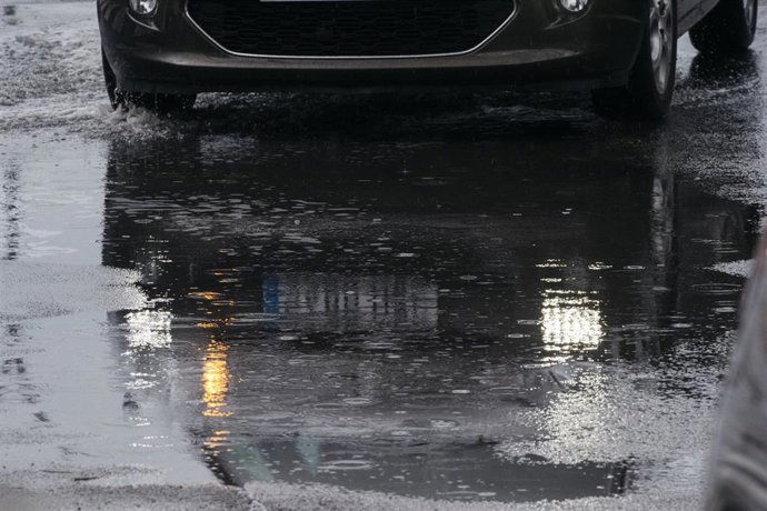 Archivo - Un coche circula bajo la lluvia en Castellón