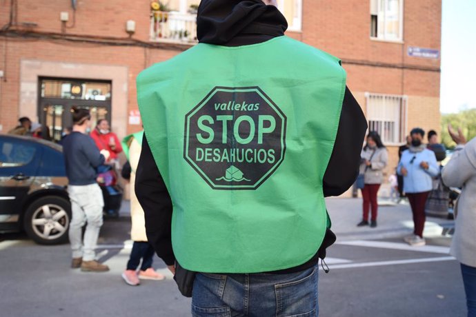 Archivo - Un activista de STOP Desahucios acude a una protesta contra el domicilio de una familia, frente al domicilio donde viven actualmente, en la calle Millán Astray, a 12 de noviembre de 2021, en Madrid (España). Una mujer de 30 años, su pareja y su 