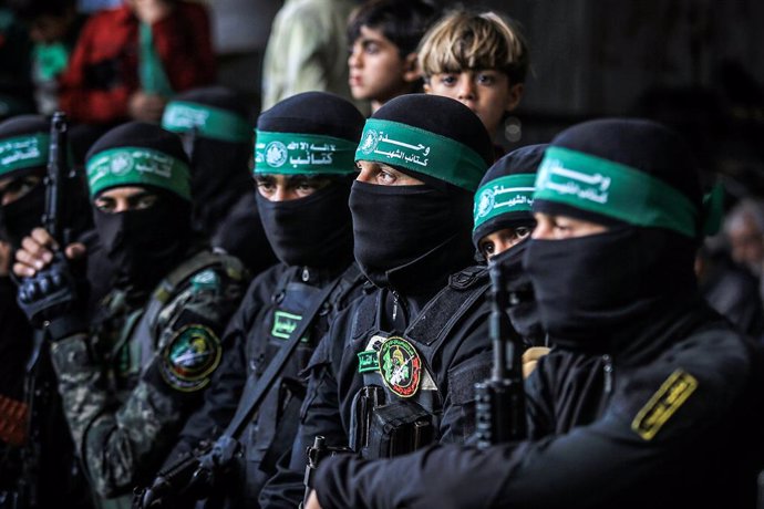 Archivo - Miembros de las Brigadas Ezzeldín al Qassam, brazo armado del Movimiento de Resistencia Islámica (Hamás), durante un funeral en Jan Yunis, en el sur de la Franaj de Gaza (archivo)