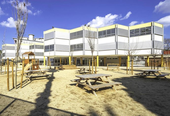 Archivo - Escuela Enric Granados, en el Passeig de la Zona Franca de Barcelona