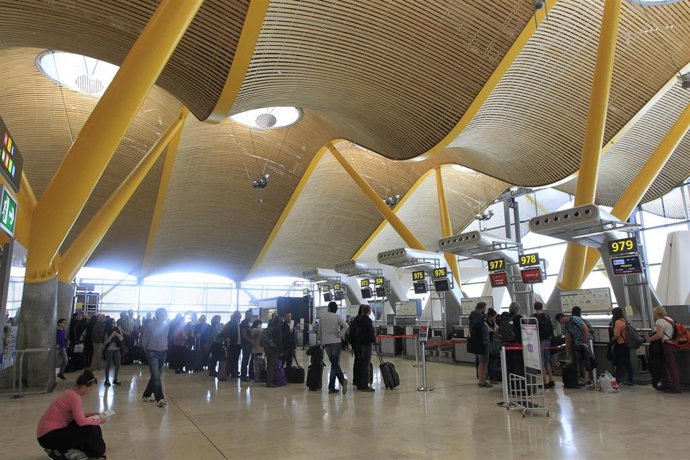 Archivo - Aeropuerto de Barajas, turismo, turistas, viajeros, viajes, avión, AENA, salidas, llegadas, retrasos, maletas, equipaje, embarque, embarcar.