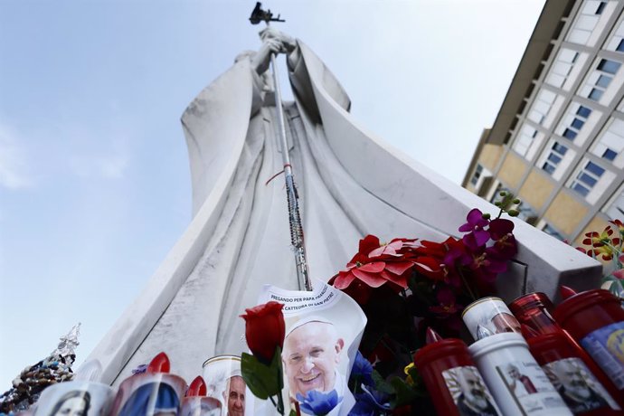 Policlinico Gemelli , continua il ricovero di Papa Francesco, fedeli pregano  e portano doni davanti alla statua di Papa Giovanni Paolo ll     Roma &#x2014;Italia   &#x2014; Domenica 23 Febbraio 2025 - Cronaca - (foto di Cecilia  Fabiano/LaPresse)..Gemell