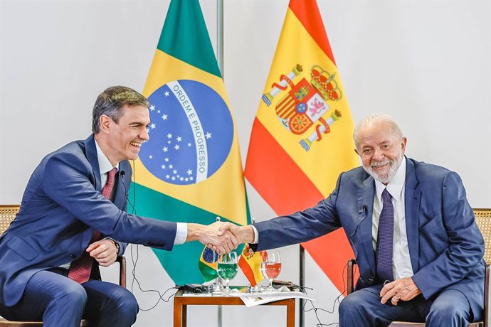 Archivo - Arquivo - HANDOUT - 06 de março de 2024, Brasil, Brasília: Pedro Sanchez (esq.), primeiro-ministro da Espanha, e Luiz Inácio Lula da Silva, presidente do Brasil, participam de uma reunião no Palácio do Governo do Planalto. Foto: Ricardo Stuckert