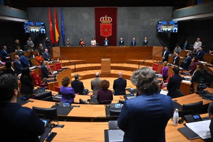 El Parlamento de Navarra guarda un minuto de silencio por los cuatro fallecidos en accidente laboral en Fitero