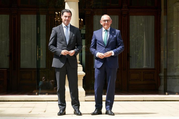 Archivo - El diputado general de Álava, Ramiro González, junto al lehendakari, Imanol Pradales.