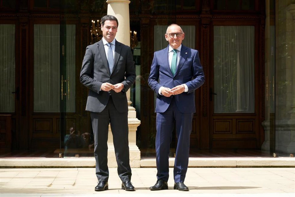 Archivo - El diputado general de Álava, Ramiro González, junto al lehendakari, Imanol Pradales.