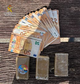 Dinero y hachís incautados a un hombre detenido en Azuqueca de Henares.