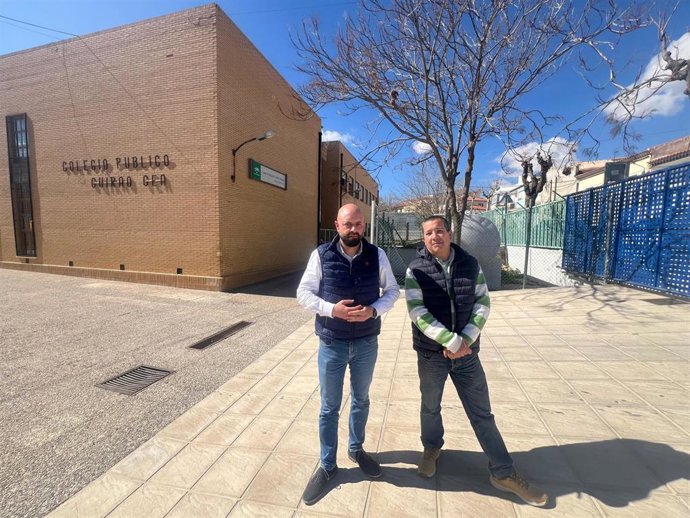 El parlamentario andaluz de Vox Juan José Bosquet visita el CEIP Doctor Guirao Gea de Vélez-Rubio (Almería).