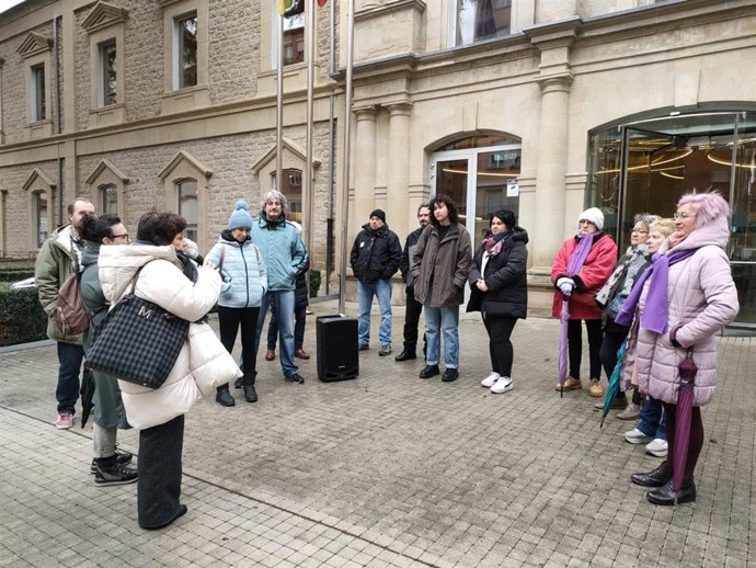 Concentración de IU y PCE antes de entregar un manifiesto en los juzgados por la "violencia institucional" que sufren las mujeres