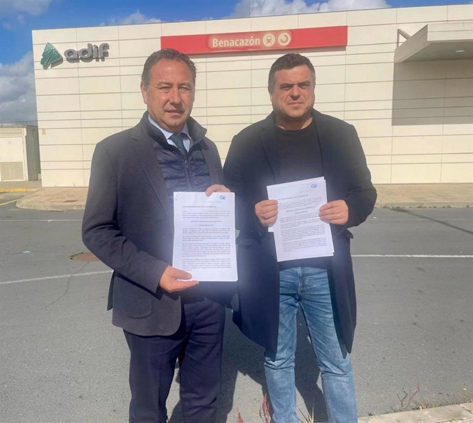 Ricardo Sánchez y el alcalde popular de Benacazón, Pedro Oropesa