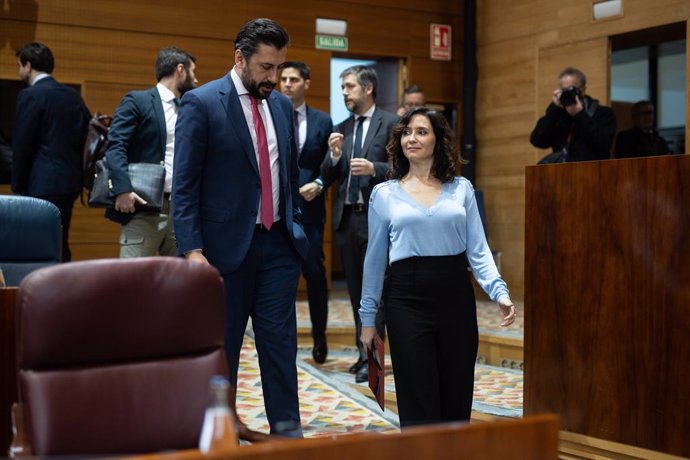 El portavoz del PP en la Asamblea de Madrid, Carlos Díaz-Pache y la presidenta de la Comunidad de Madrid, Isabel Díaz Ayuso, llegan a un pleno en la Asamblea de Madrid, a 6 de marzo de 2025, en Madrid (España). La quita de deuda autonómica propuesta por e