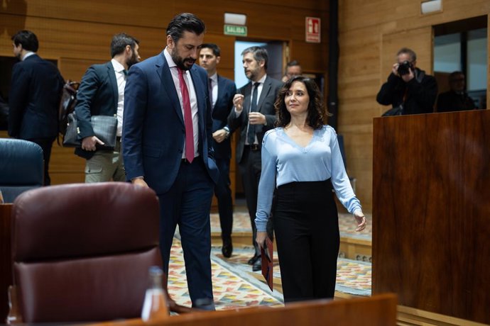 O porta-voz do PP na Assembleia de Madri, Carlos Díaz-Pache, e a presidente da Comunidade de Madri, Isabel Díaz Ayuso, chegam a uma sessão plenária na Assembleia de Madri, em 6 de março de 2025, em Madri (Espanha). O perdão da dívida da comunidade autônom
