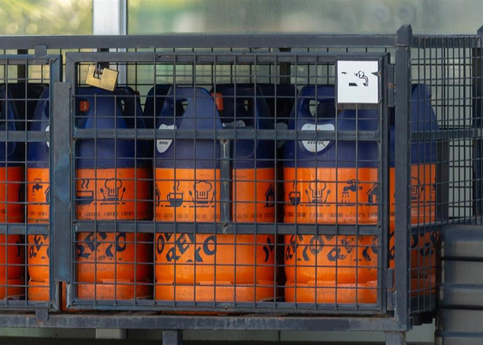 Archivo - Bombonas de butano en una gasolinera, a 16 de julio de 2024, en Madrid (España). El precio máximo de venta al público de la bombona de butano bajará un 5% a partir de hoy, hasta los 15,34 euros, con lo que encadenará su segunda revisión a la b