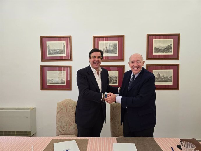 Imagen del presidente ejecutivo de San Telmo Business School, Antonio García de Castro, y el presidente de Cesur, José Manuel González, tras firmar el convenio.