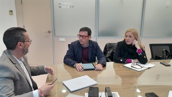 El subdelegado de la Junta de Andalucía en el Campo de Gibraltar, Javier Ros, y la delegada territorial de Salud y Consumo en la provincia de Cádiz, Eva Pajares, en una reunión de trabajo con el alcalde de La Línea, Juan Franco.