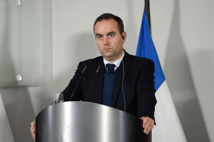Archivo - Arquivo - O ministro da Defesa da França, Sébastien Lecornu, durante uma coletiva de imprensa na capital alemã, Berlim (arquivo).