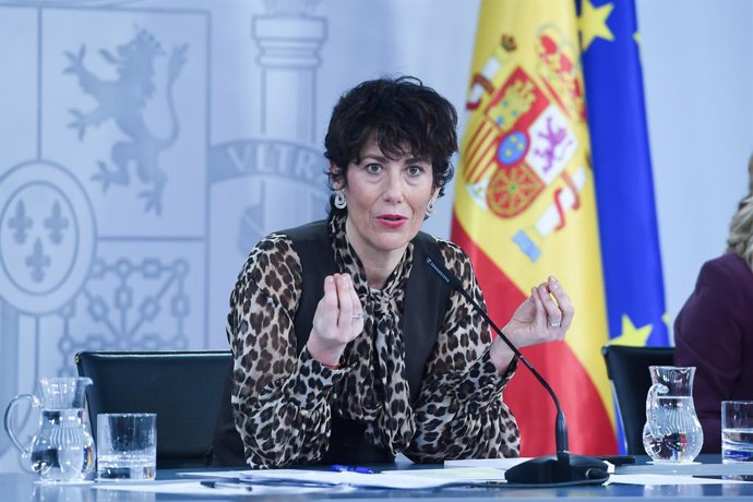 A Ministra da Inclusão, Seguridade Social e Migração, Elma Saiz, durante uma coletiva de imprensa após a reunião do Conselho de Ministros, no Palácio Moncloa, em 4 de março de 2025, em Madri (Espanha). Saiz garantiu que o governo não verá o