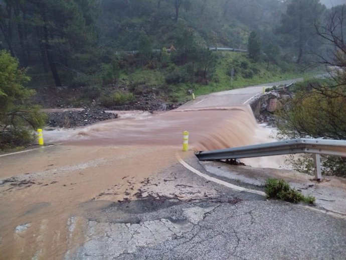 La MA-8302 en Genalguacil ha sido cortada al tráfico por la crecida del río Almarchal.