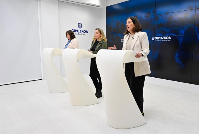 La diputada foral de Hacienda y Finanzas de Bizkaia, Itxaso Berrojalbiz, la de Gipuzkoa, Itziar Agirre, y la diputada foral de Hacienda, Finanzas y Presupuestos de Álava, Itziar Gonzalo de Zuazo, en rueda de prensa para hablar de la revisión fiscal