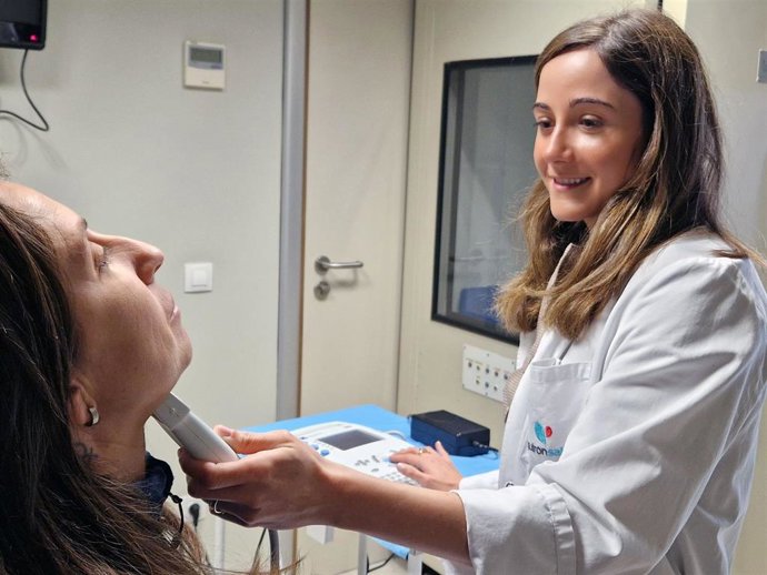 Laura Rodríguez, especialista de Otorrinolaringología del centro hospitalario marbellí realiza ecografía de la grasa lingual como prueba para el diagnóstico de la apnea