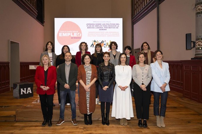 La presidenta de Navarra, María Chivite, junto con la consejera de Derechos Sociales, Economía Social y Empleo, Carmen Maeztu, y participantes en la apertura de la jornada 'Emplea en femenino'