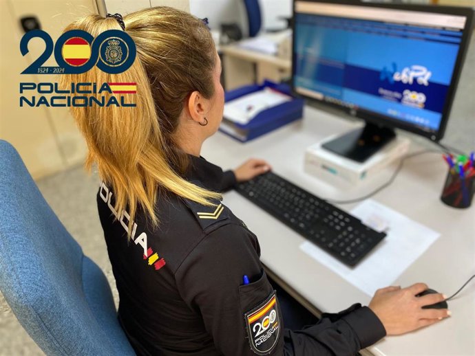 Archivo - Imagen de archivo de una agente de Policía trabajando con un ordenador