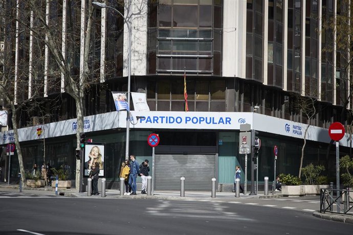 Archivo - Nuevo logo instalado en la sede del Partido Popular, en la calle Génova, a 12 de marzo de 2023
