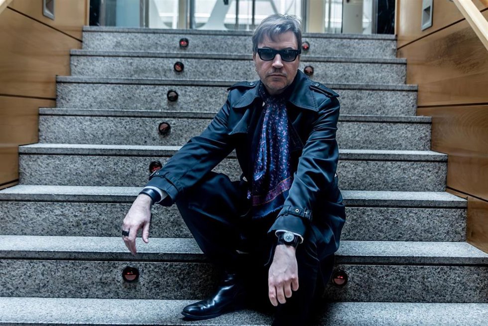 El cineasta Albert Serra posa para Europa Press, en la Academia del Cine, a 5 de marzo de 2025, en Madrid (España). El jueves 6 de marzo, se celebra el preestreno de Tardes de soledad en los Cines Broadway de Valladolid, un día antes de su llegada a l