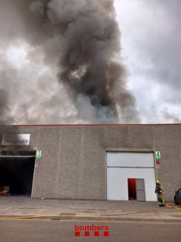 Incendi a la nau de reciclatge tèxtil d'Olot (Girona)