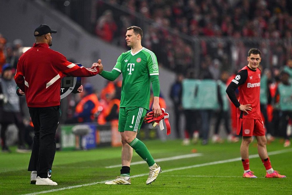 El portero del Bauern de Múnich Manuel Neuer saluda a su entrenador, Vincent Kompany, en un partido de Champions ante el Bayer Leverkusen. 