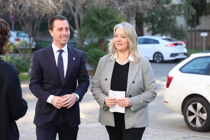 El presidente del Consell de Mallorca, Llorenç Galmés, y la consellera insular de Promoción Económica y Desarrollo Local, Pilar Amate.