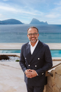 Fotografía de Bardia Torabi en la piscina de 7Pines Resort Ibiza