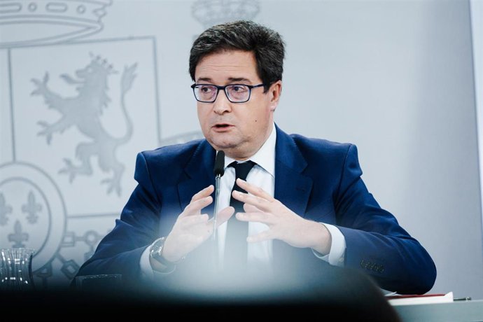 El ministro de Transformación Digital y Función Pública, Óscar López, durante una rueda de prensa posterior a la reunión del Consejo de Ministros, en el Palacio de la Moncloa, a 25 de febrero de 2025, en Madrid (España). Las preguntas de los medios se han