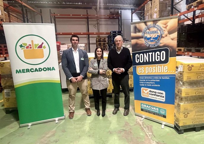 Representantes de Mercadona y en Banco de Alimentos de Las Palmas en el momento de la entrega