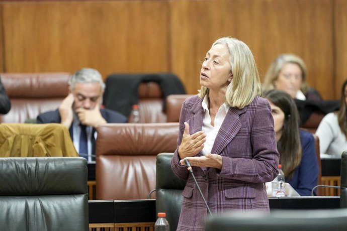 La consejera de Salud y Consumo, Rocío Hernández, interviene durante la segunda jornada del pleno del Parlamento andaluz. A 06 de marzo de 2025, en Sevilla (Andalucía, España). 