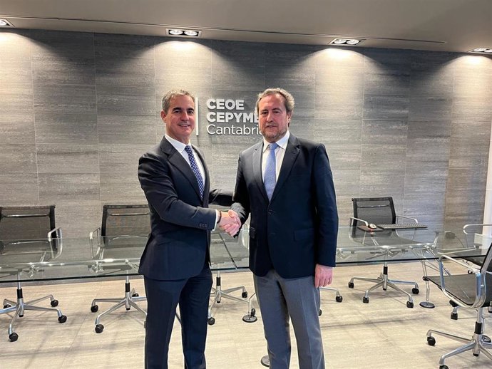 El director general de CEOE CEPYME Cantabria, Francisco Aguilera, y el director comercial de Asturias y Cantabria de CaixaBank, Emilio Cuadrado