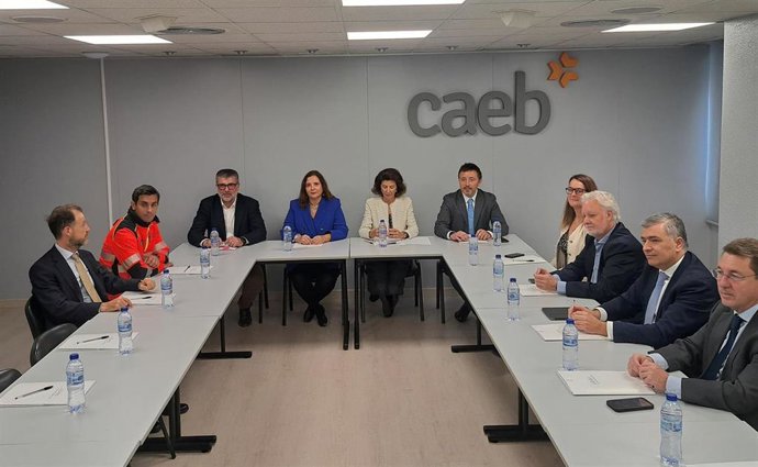 La consellera de Salud, Manuela García, se reúne con la presidenta de la CAEB, Carmen Planas, y el gerente de la Unión Balear de Entidades Sanitarias (UBES), Antonio Fuster.