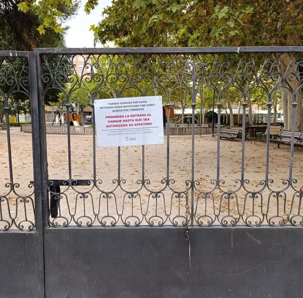Parque de Albacete cerrado ante el aviso amarillo por lluvias.