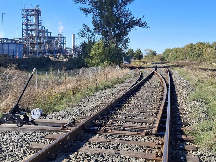 Ramal ferroviario al polígono de Villalonquéjar.
