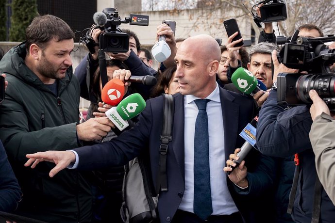 O ex-presidente da Real Federação Espanhola de Futebol (RFEF) Luis Rubiales do lado de fora do Tribunal Nacional, em 11 de fevereiro de 2025, em San Fernando de Henares, Madri (Espanha). Rubiales depõe como réu no processo contra ele.