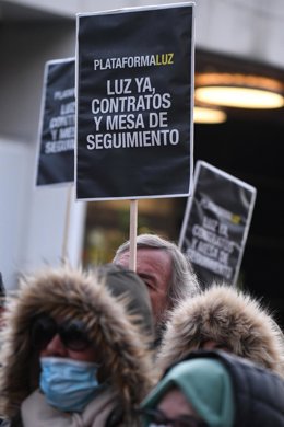 Archivo - Varias personas se manifiestan para pedir que el suministro eléctrico vuelva a la Cañada Real frente a la Asamblea de Madrid, a 15 de diciembre de 2022, en Madrid (España). 