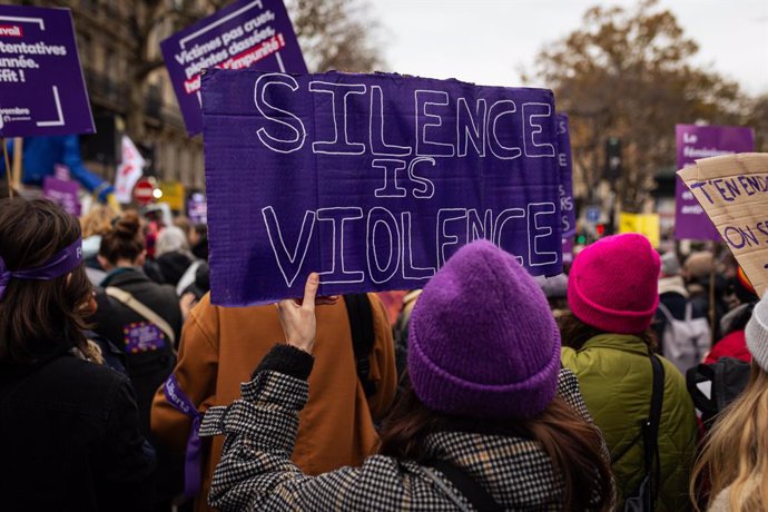 Archivo - Arquivo - 23 de novembro de 2024, Paris, França: Uma mulher segura um cartaz que diz "silêncio é violência", durante a manifestação contra a violência sexual e de gênero, pela igualdade e pelos direitos das mulheres. Milhares de pessoas se manif